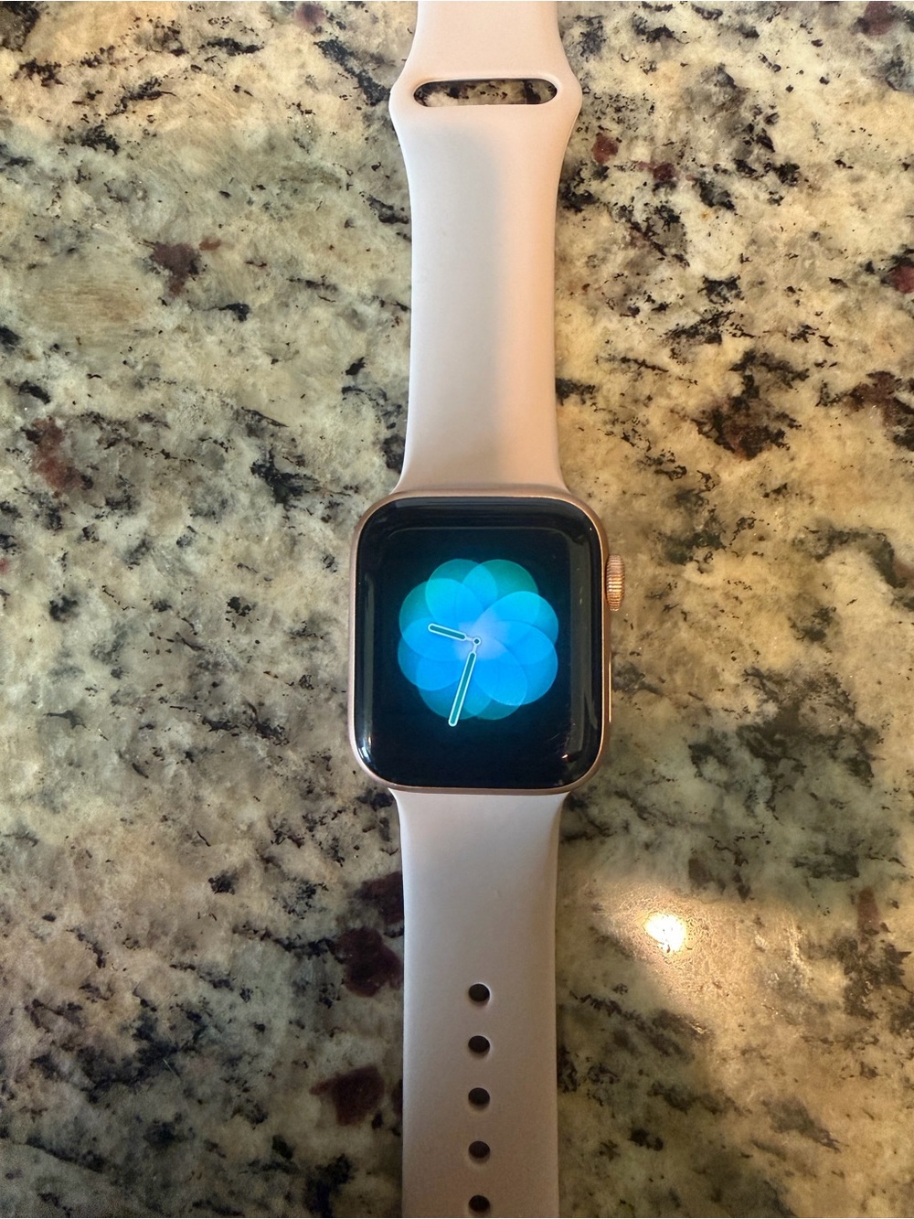 Apple Watch SE 40mm cellular and gps with Pink Sand Sport Band - Pink